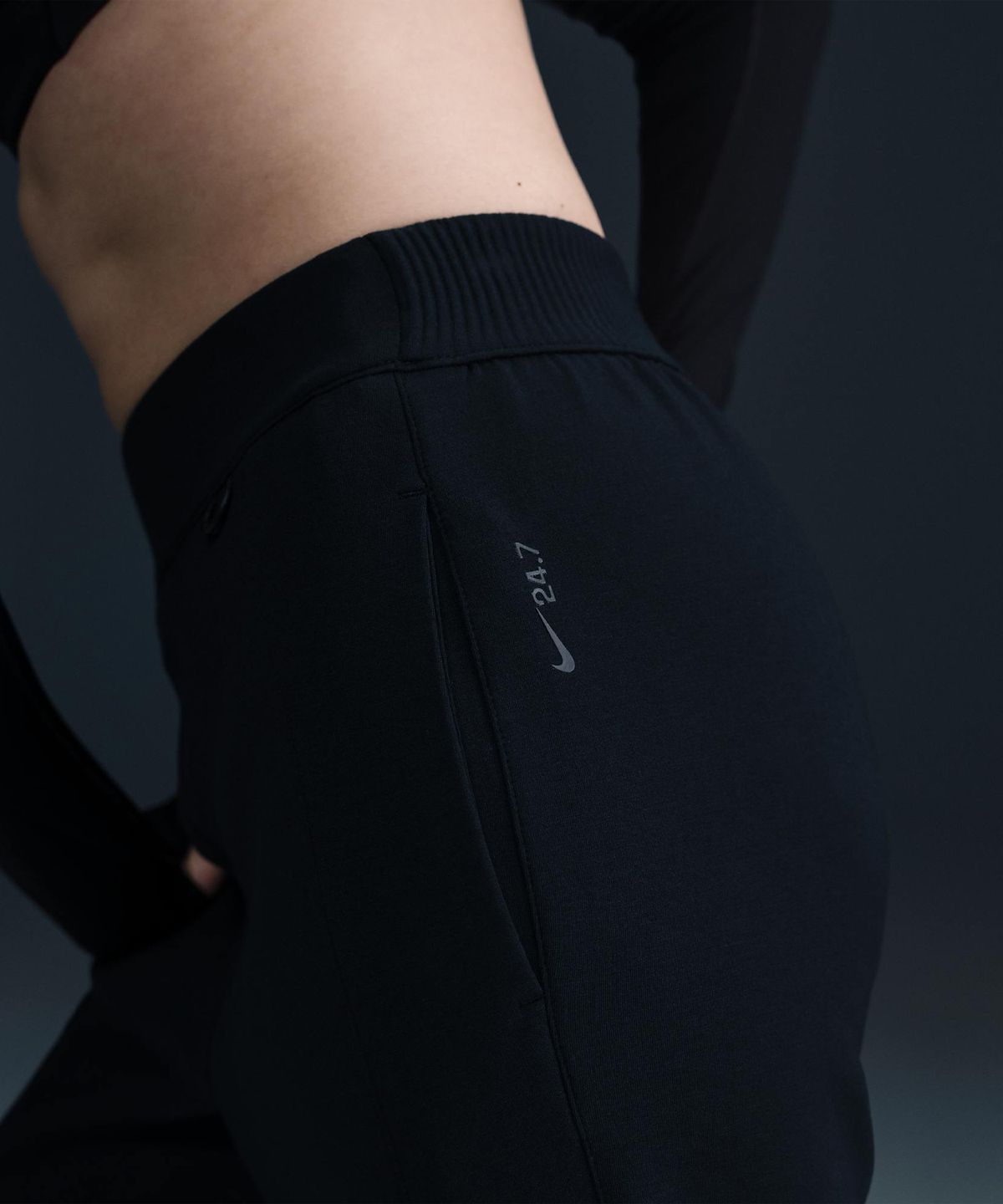 나이키(NIKE) 24.7 임파서블리소프트 드라이 핏 미드라이즈 조거 W - 블랙:다크 스모크 그레이 / HQ8185-010