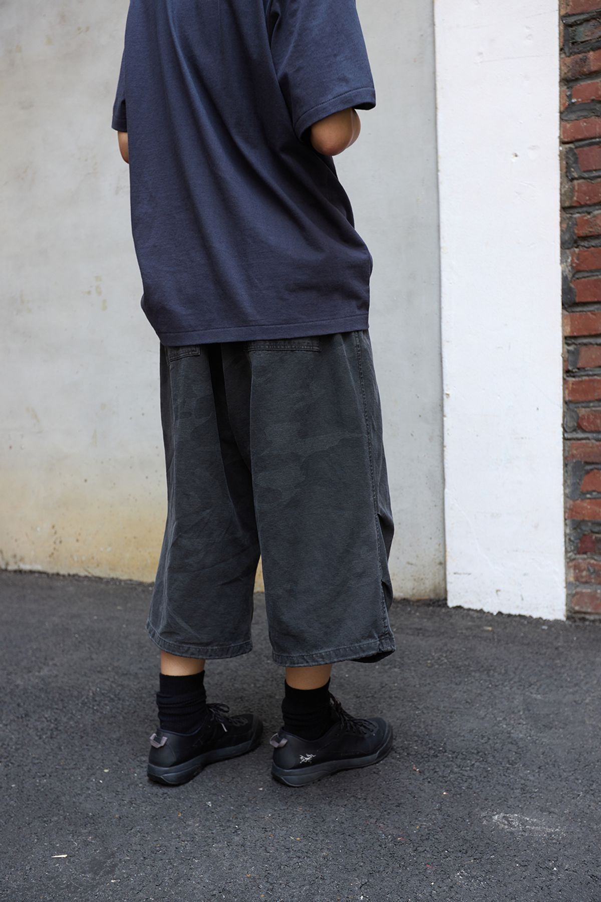 해칭룸(HATCHINGROOM) Snow Shorts Over Dyed Camo Charcoal