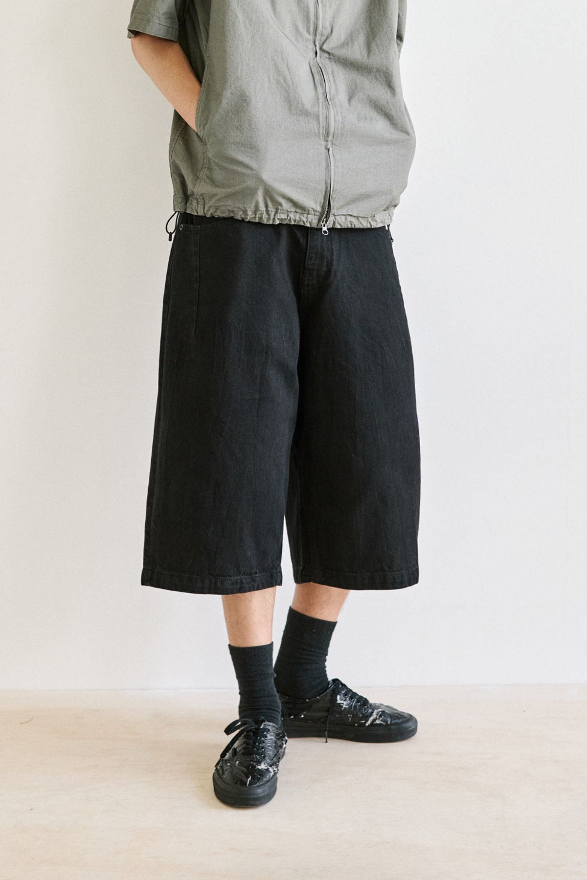해칭룸(HATCHINGROOM) Bermuda Denim Shorts Crinkle Black