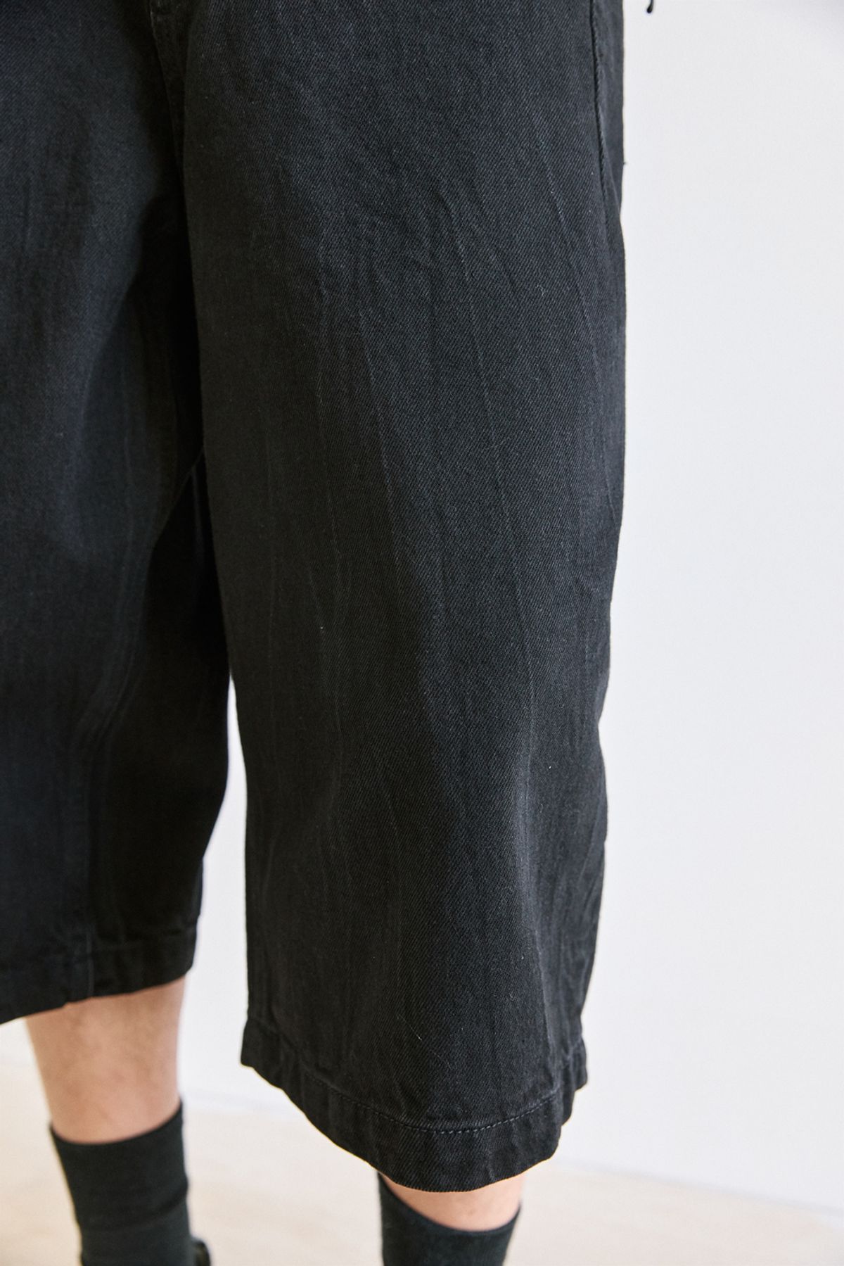 해칭룸(HATCHINGROOM) Bermuda Denim Shorts Crinkle Black