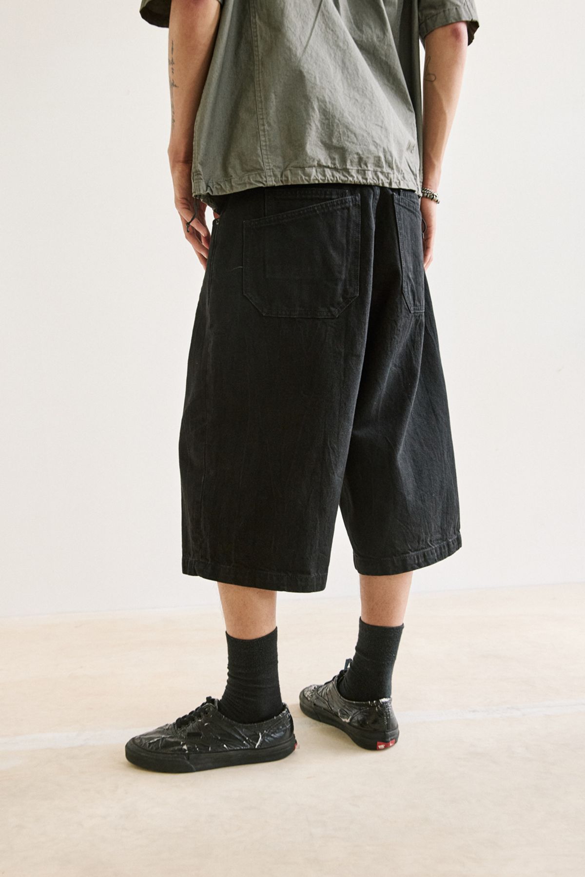 해칭룸(HATCHINGROOM) Bermuda Denim Shorts Crinkle Black
