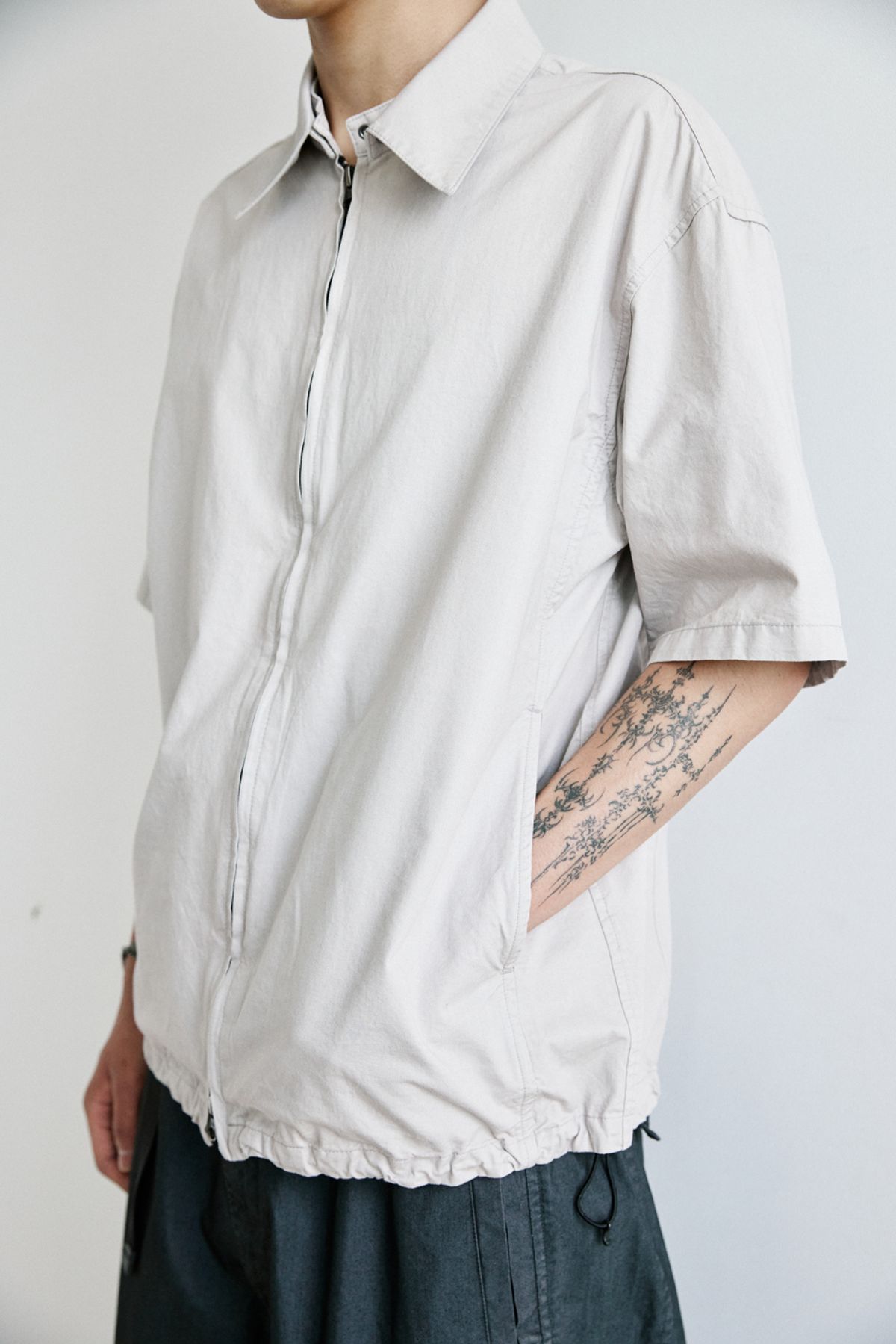 해칭룸(HATCHINGROOM) Shirket Light Grey