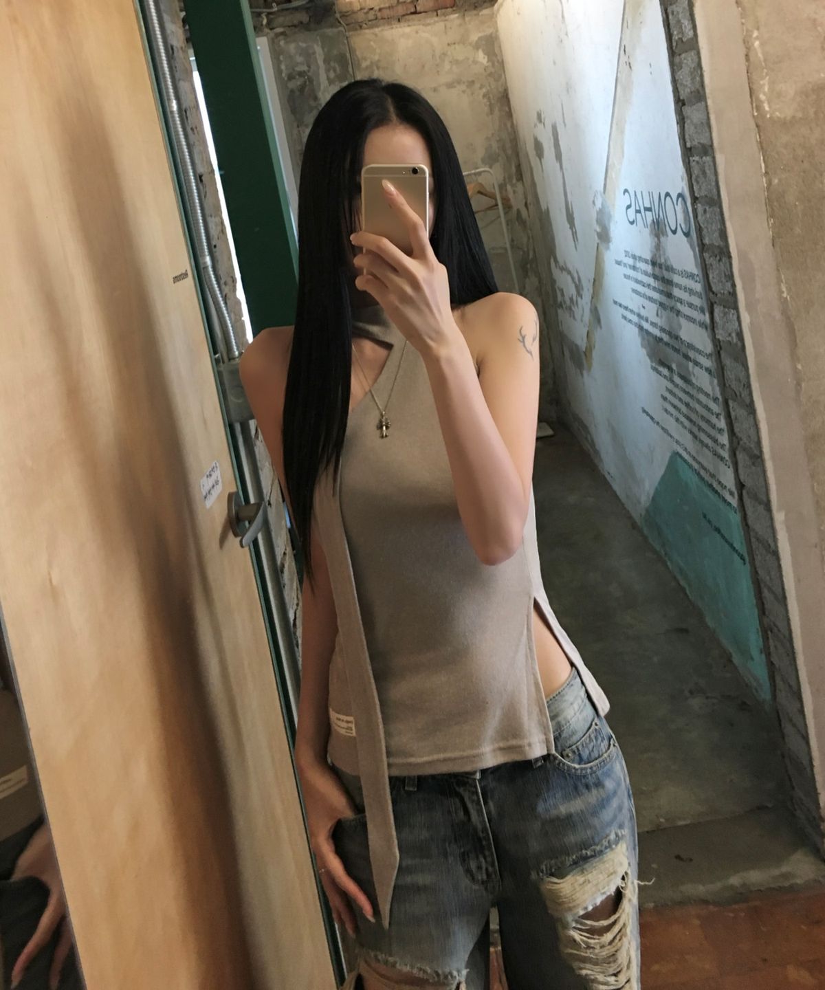 이네기(INEGI) Birth Slit Scarf Top (sand beige)