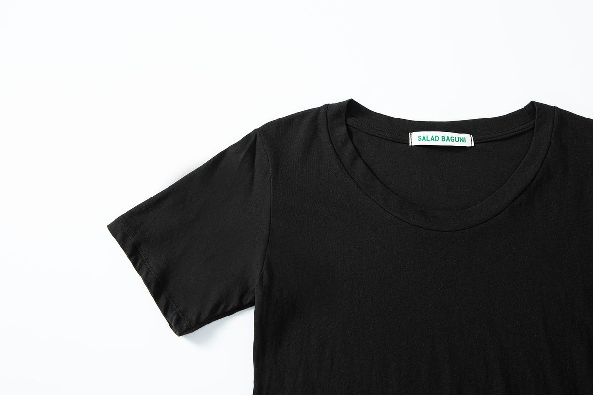 샐러드바구니(SALAD BAGUNI) Soft u-neck signature tee - black