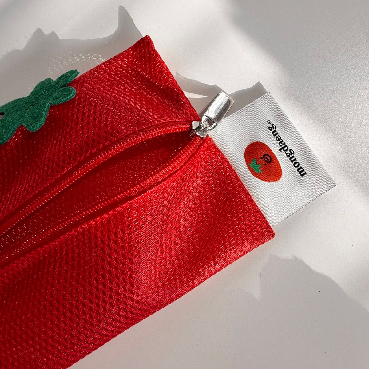 몽댕(MONGDAENG) Mustache Red Tomathew Mesh Pouch 웅이 토매튜 메쉬 파우치