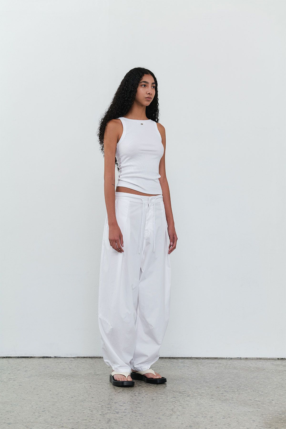 콥키노(KOBKINO) SCOOP NECK REVERSIBLE TOP (WHITE)  - ESSENTIAL