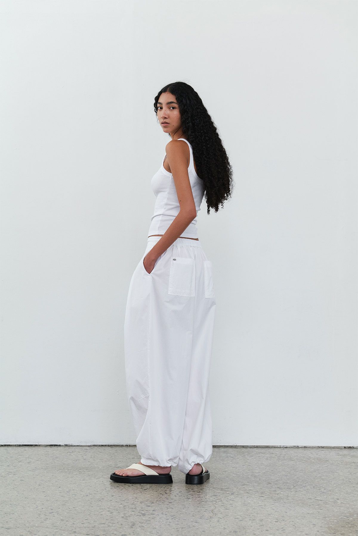 콥키노(KOBKINO) SCOOP NECK REVERSIBLE TOP (WHITE)  - ESSENTIAL