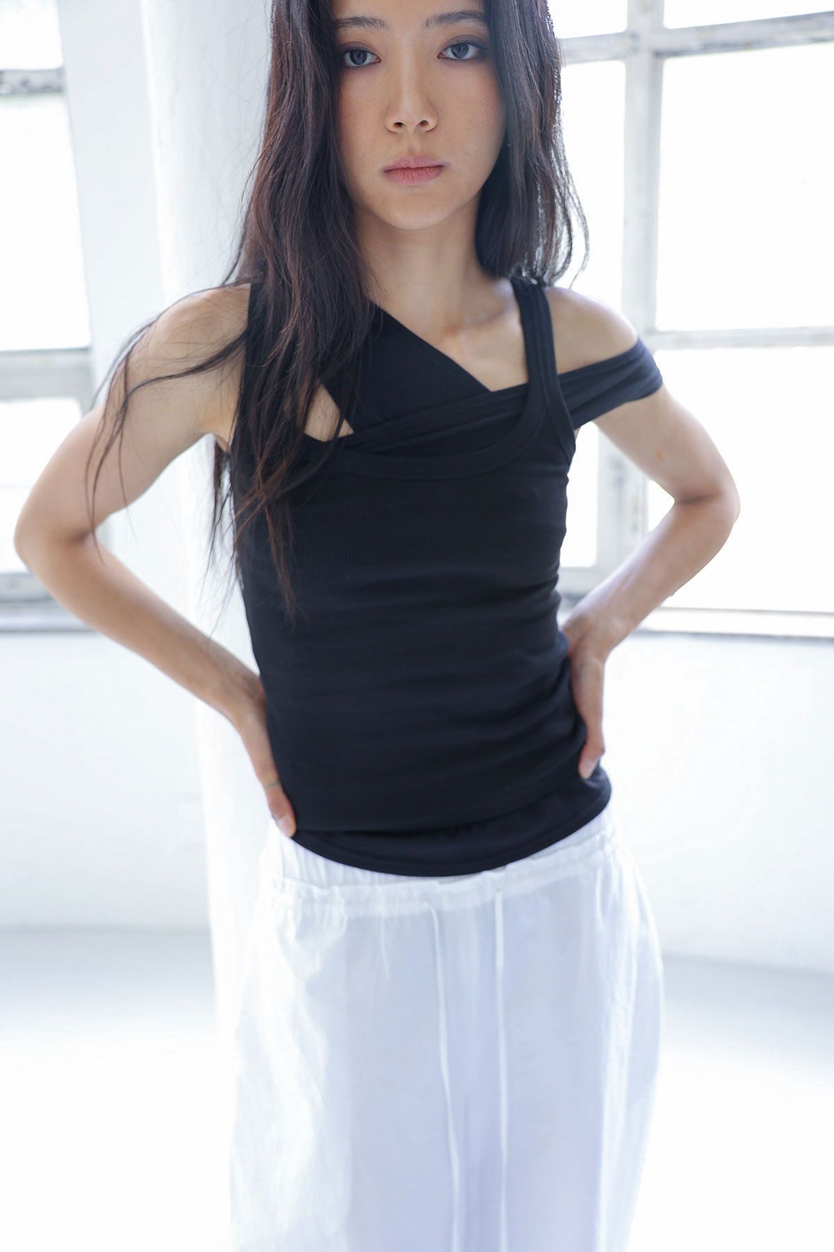 콥키노(KOBKINO) SCOOP NECK REVERSIBLE TOP (BLACK)  - ESSENTIAL