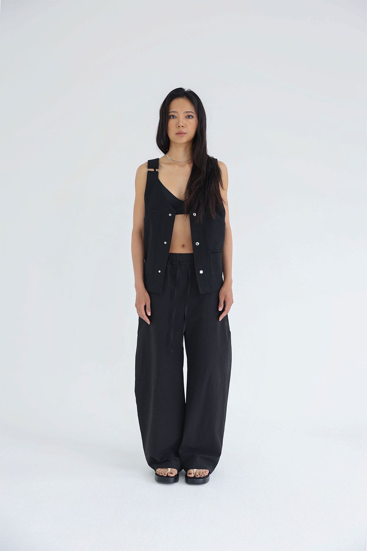 콥키노(KOBKINO) CURVED BARREL PANTS (BLACK)