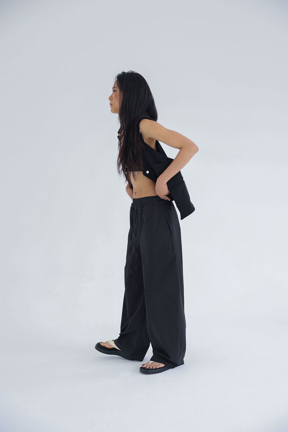 콥키노(KOBKINO) CURVED BARREL PANTS (BLACK)