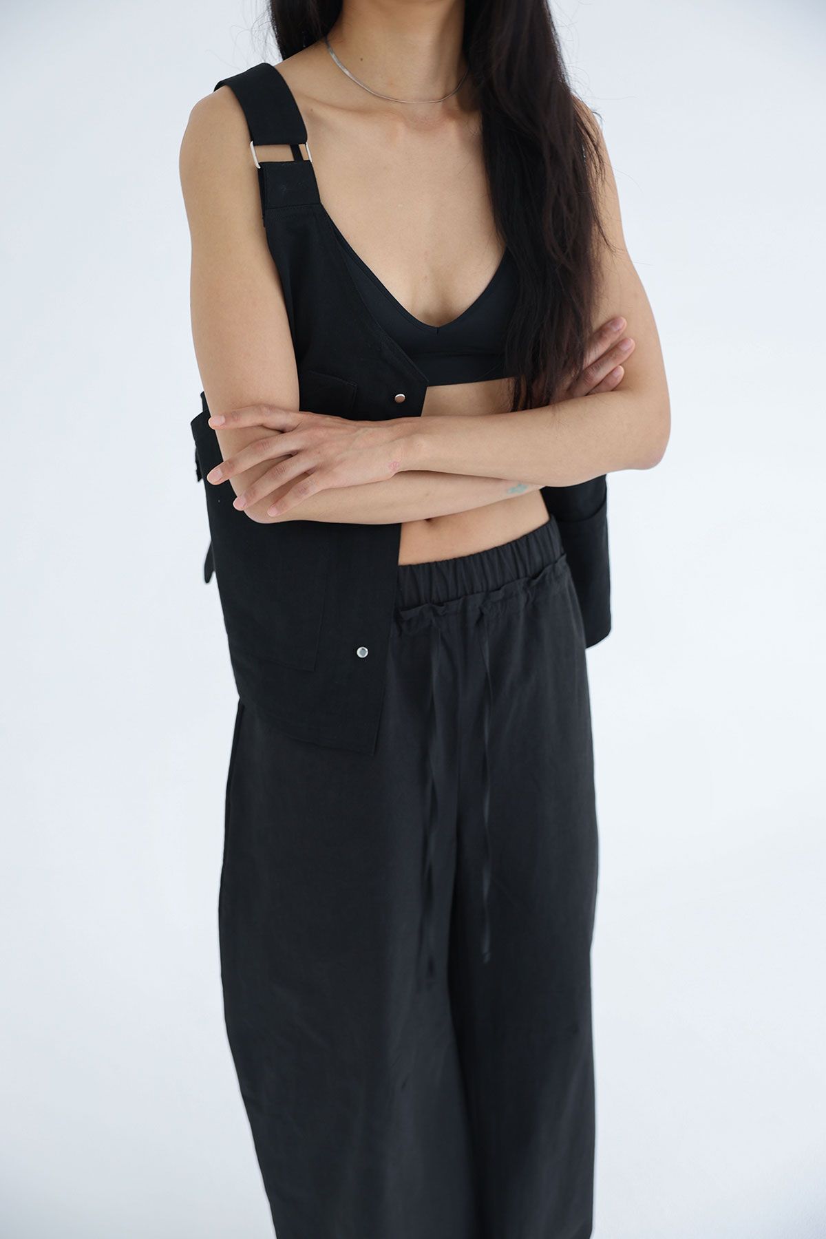 콥키노(KOBKINO) CURVED BARREL PANTS (BLACK)