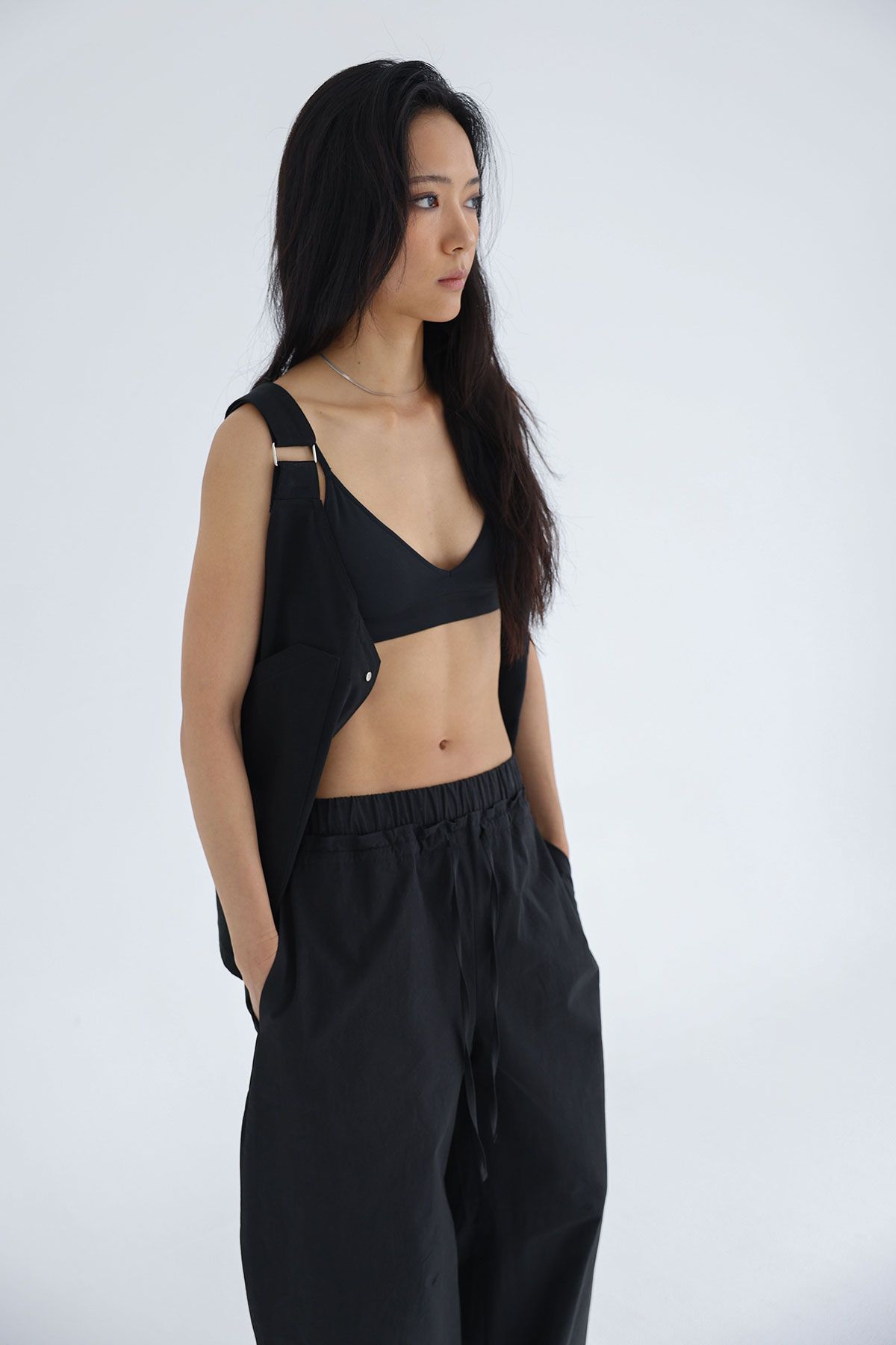 콥키노(KOBKINO) CURVED BARREL PANTS (BLACK)