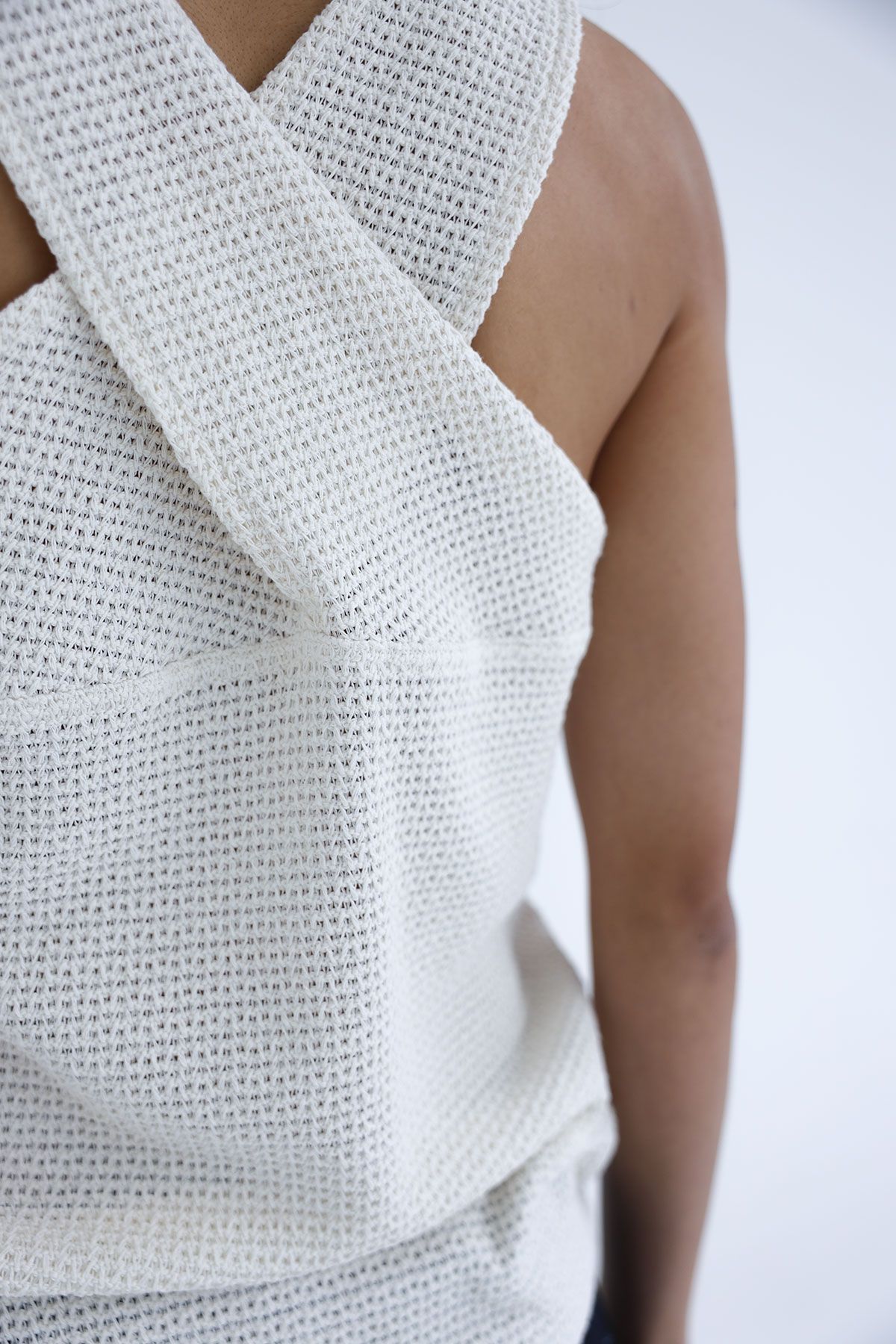 콥키노(KOBKINO) CROSS STRAP KNIT TOP