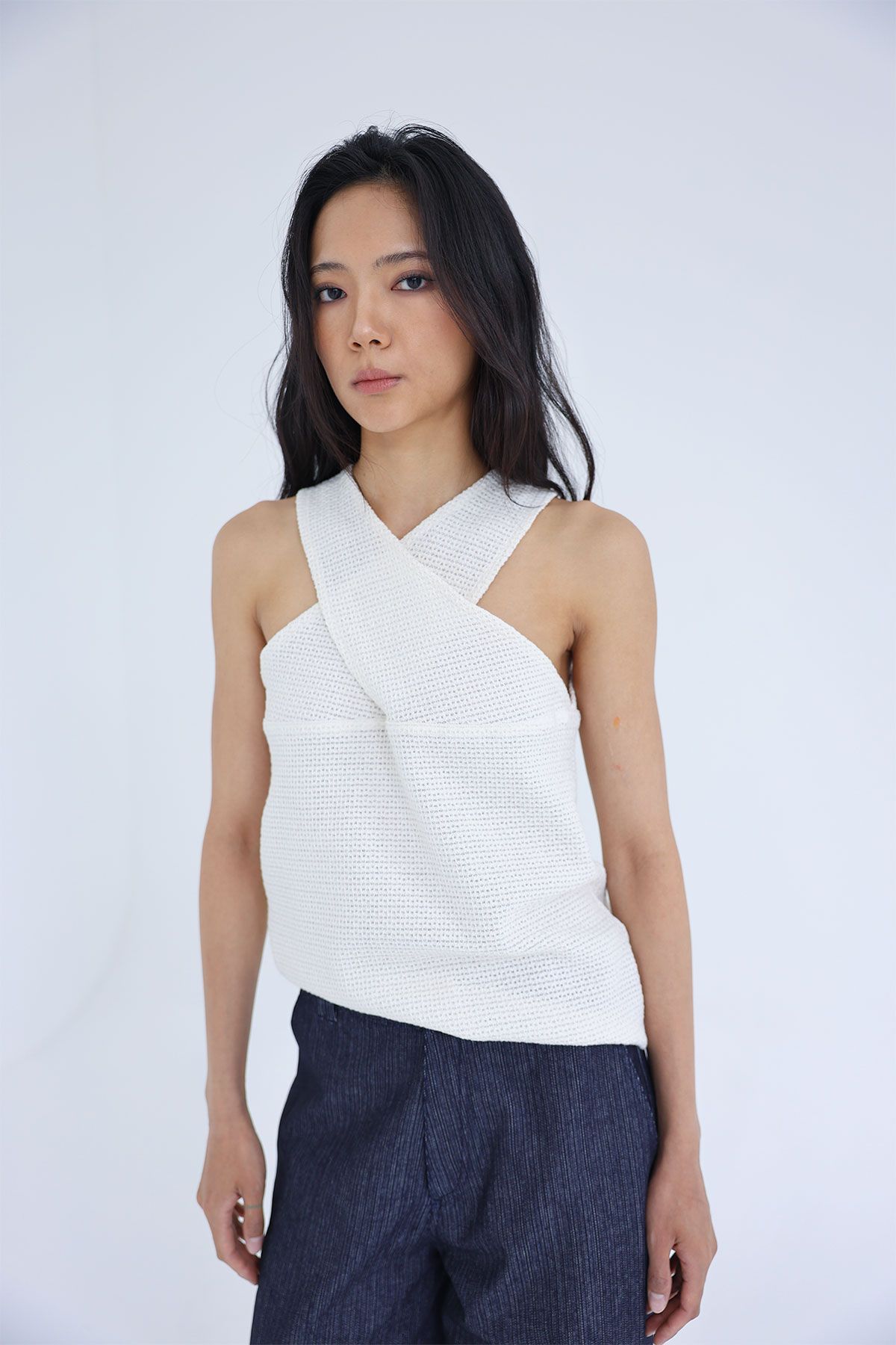 콥키노(KOBKINO) CROSS STRAP KNIT TOP
