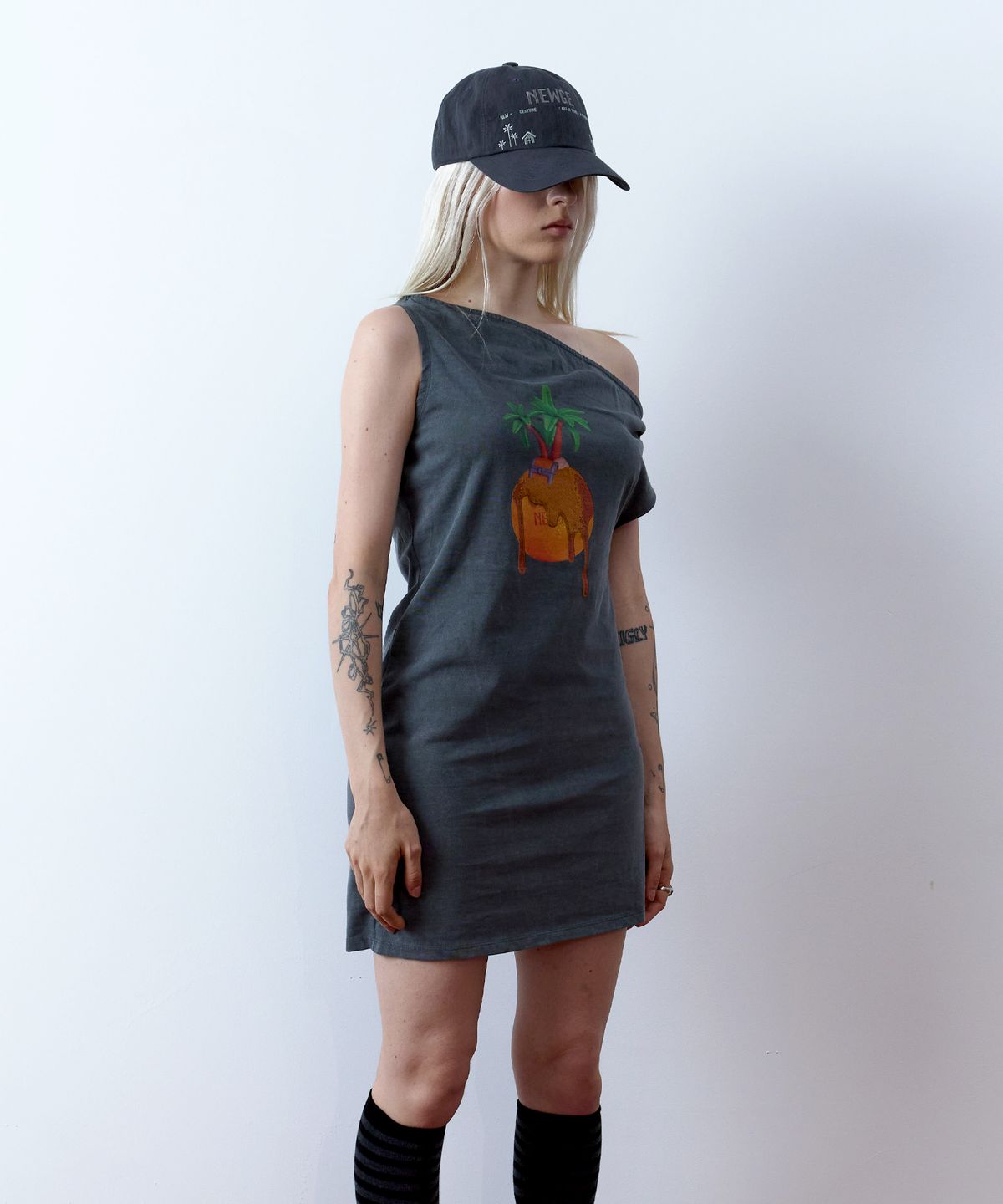 뉴제(NEWGE) Melting Fruit Dress (PIGMENT CHARCOAL)