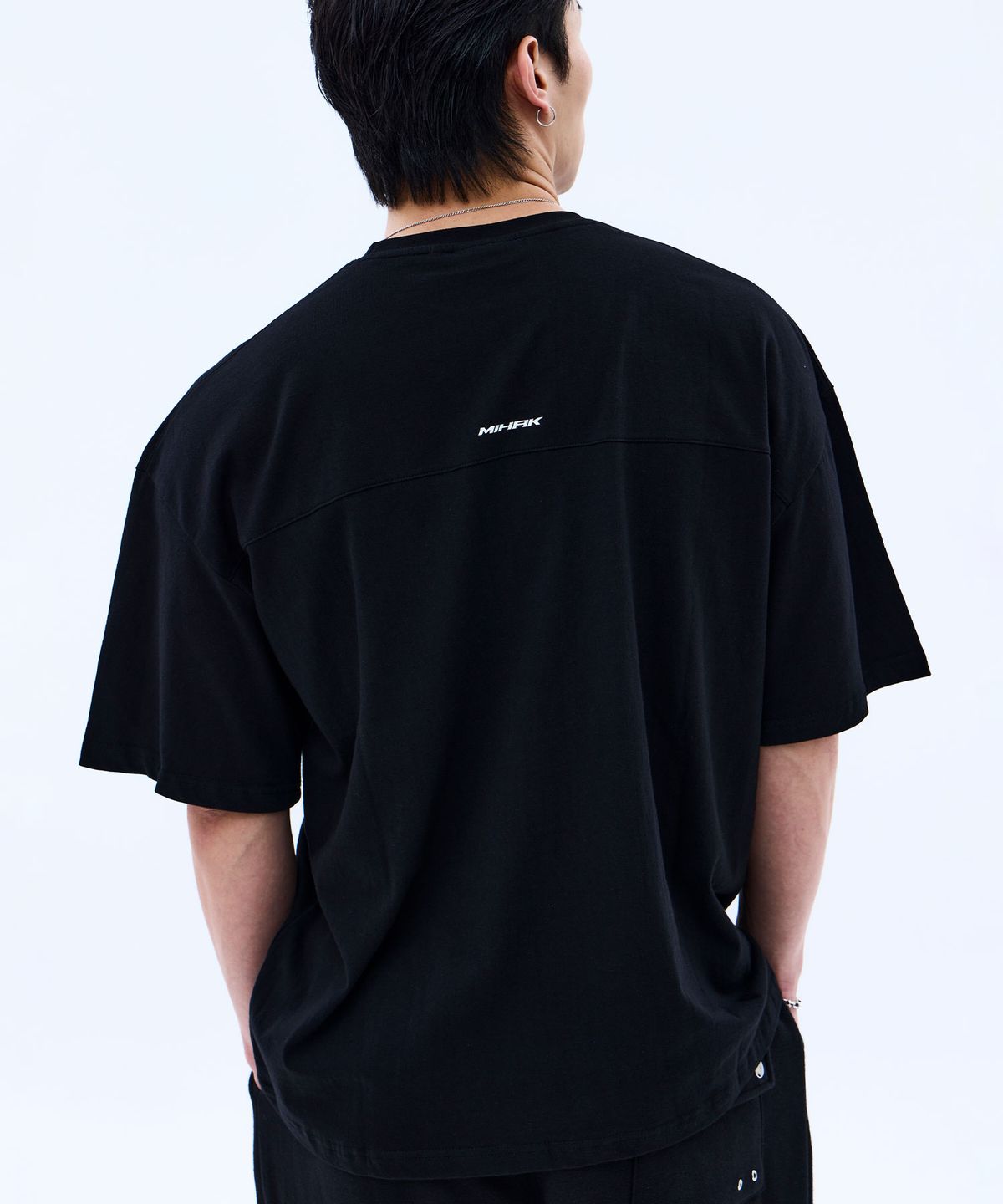 미학(MIHAK) 퍼포먼스 스탬프 오버핏 티셔츠 (BLACK)