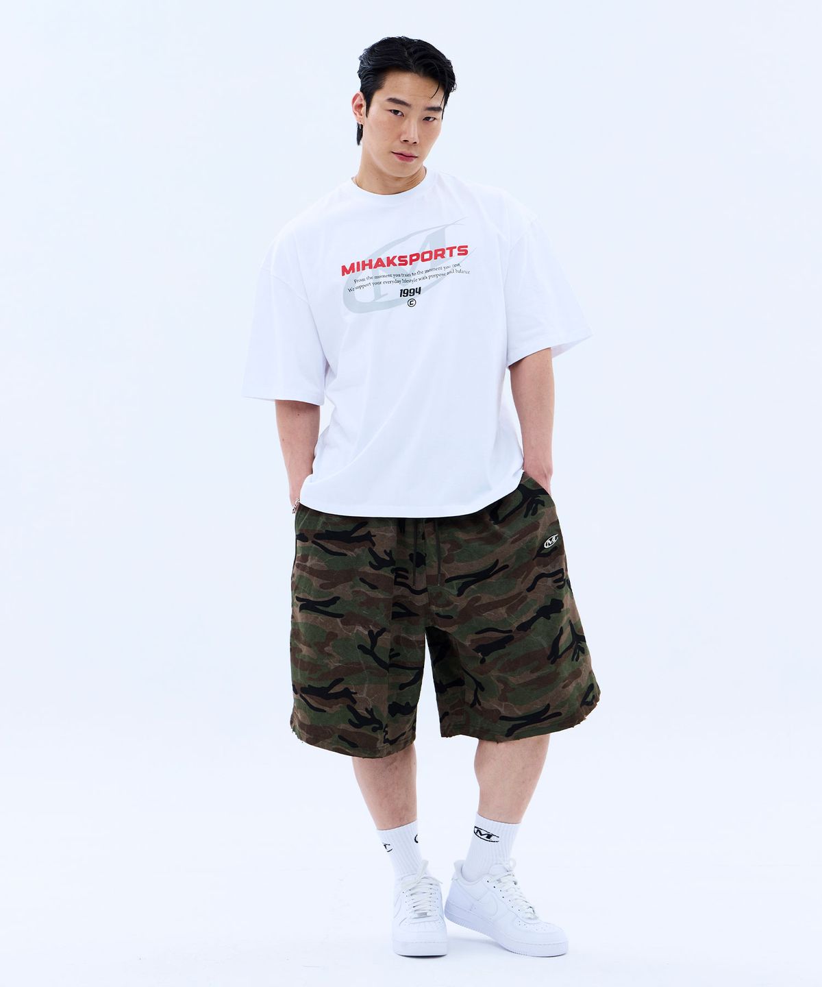 미학(MIHAK) 퍼포먼스 스탬프 오버핏 티셔츠 (WHITE)