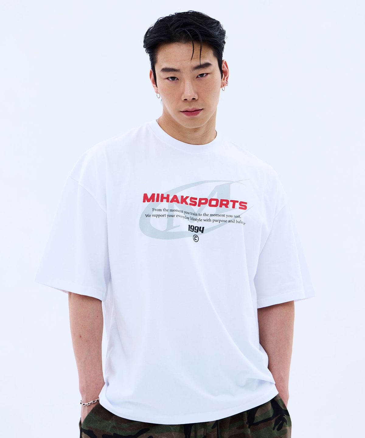 미학(MIHAK) 퍼포먼스 스탬프 오버핏 티셔츠 (WHITE)