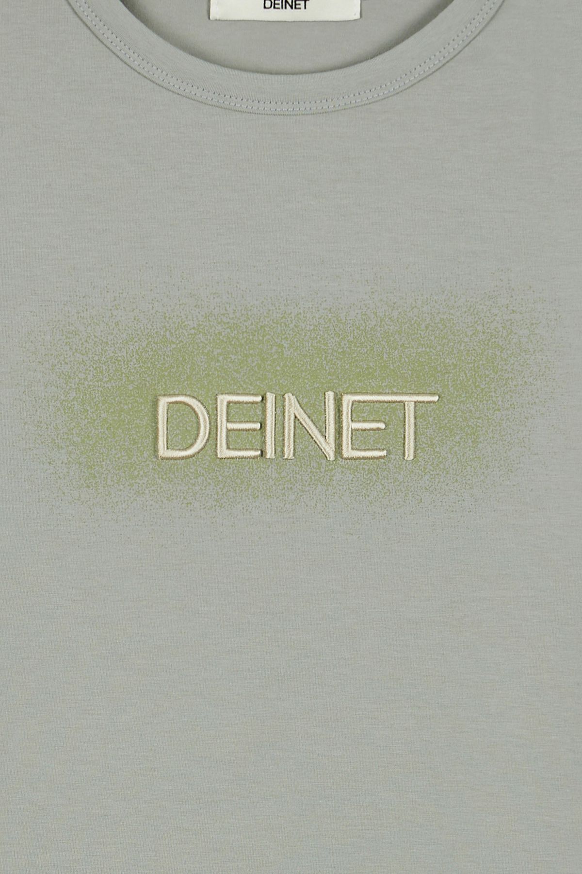 다이닛(DEINET) DEINET SPRAY LOGO T-SHIRTS IN KHAKI