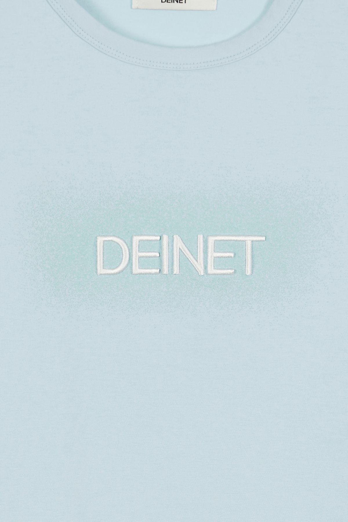 다이닛(DEINET) DEINET SPRAY LOGO T-SHIRTS IN SKYBLUE
