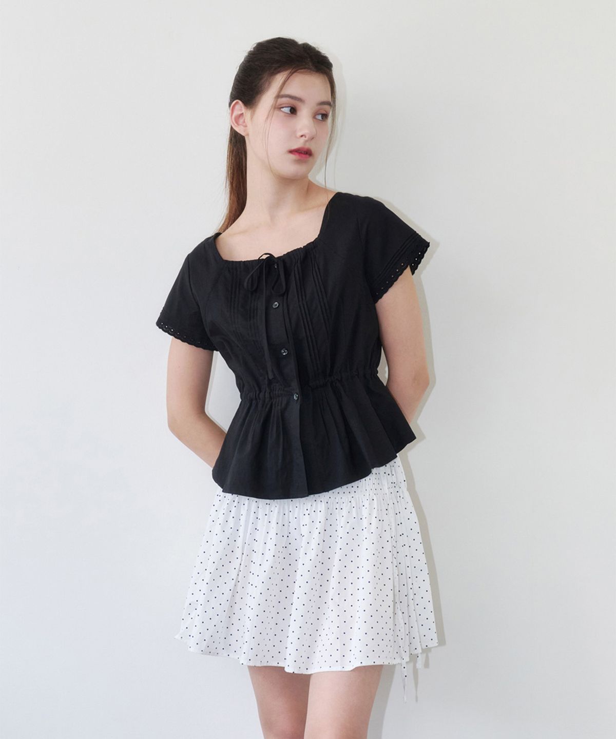 알키알카(ALKI ALKA) String Pintuck Blouse (Black)