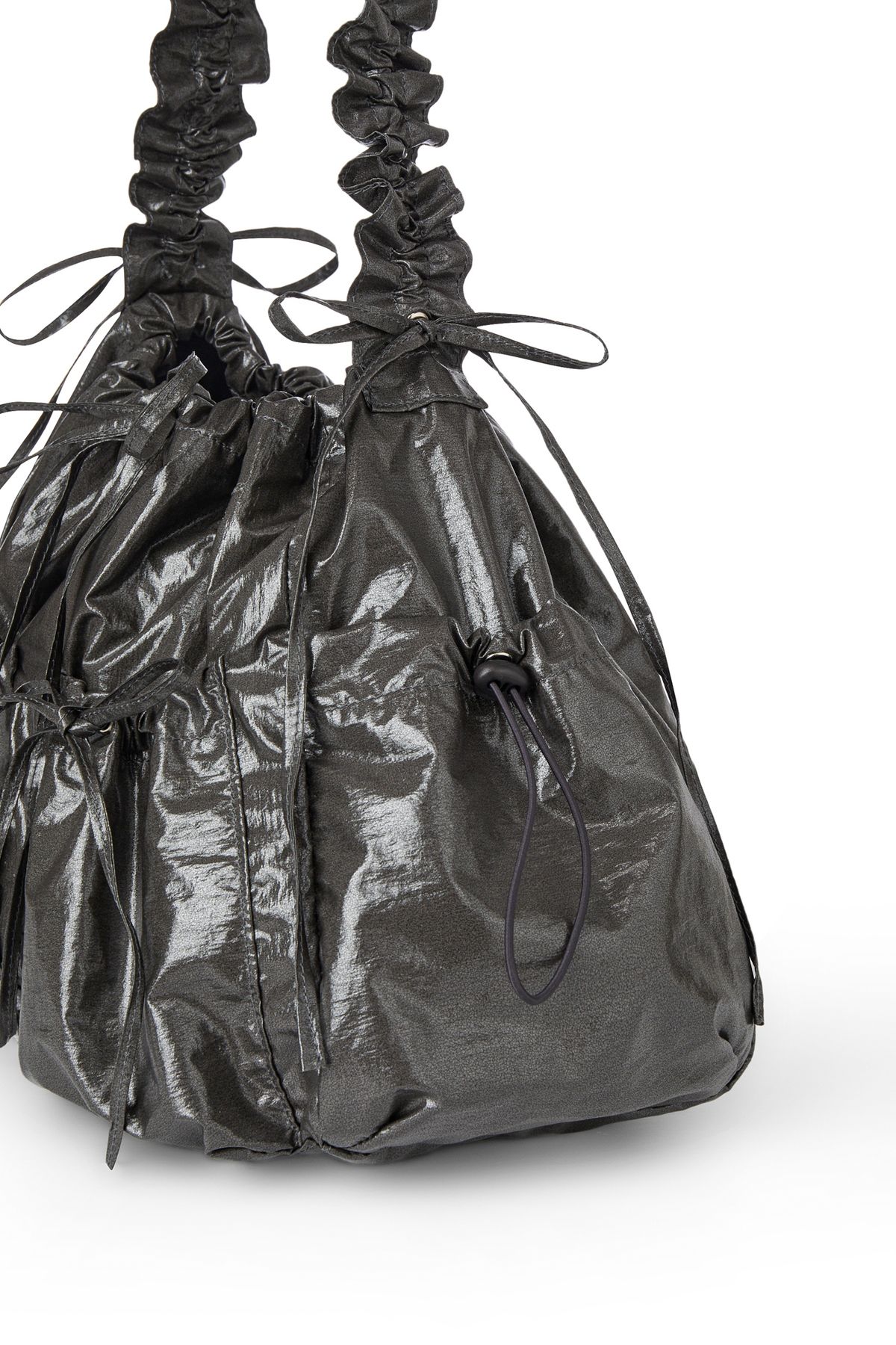 다이닛(DEINET) DEINET COATING SHIRRING BAG IN CHARCOAL
