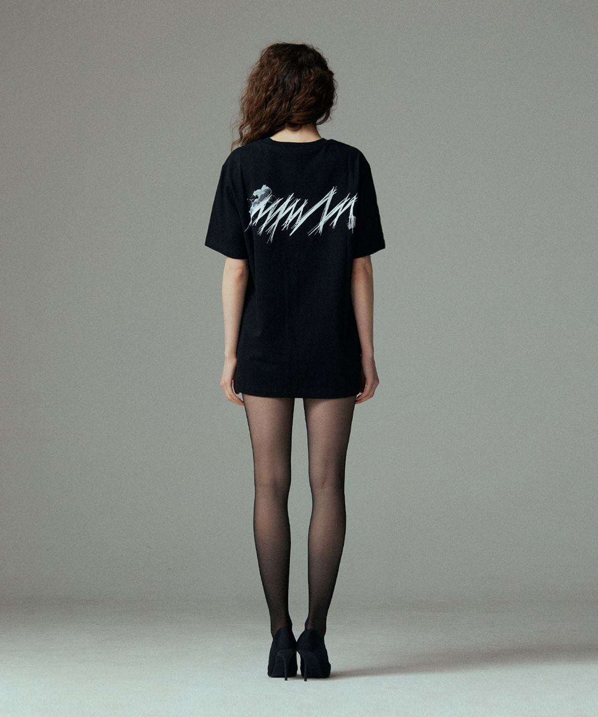 므아므(MMAM) [ESSENTIAL] Signature rain drop logo T-shirt