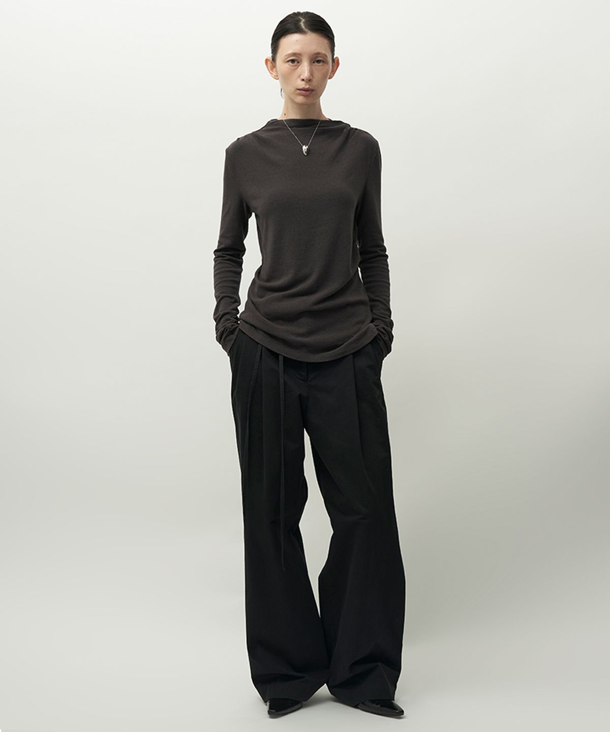 러프사이드 화이트라벨(ROUGH SIDE WHITE LABEL) Grace Tuck Pants Crow