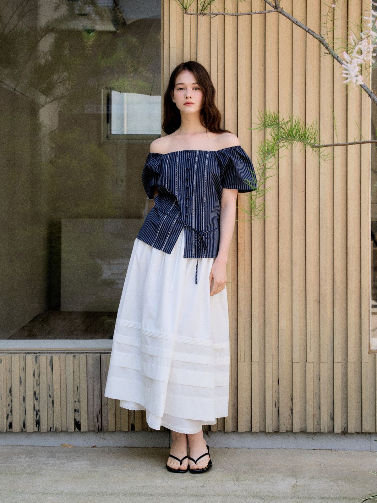 엔더포브(ENTHE FOVE) 스트라이프 핀턱 오프숄더 블라우스 _ 네이비