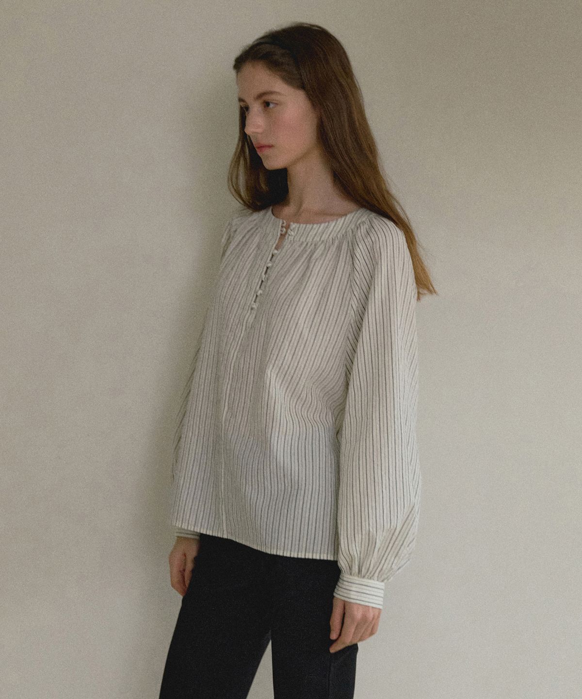 오떼뜨(OCTETTE) HENLY NECK BUTTON BLOUSE_2COLOR
