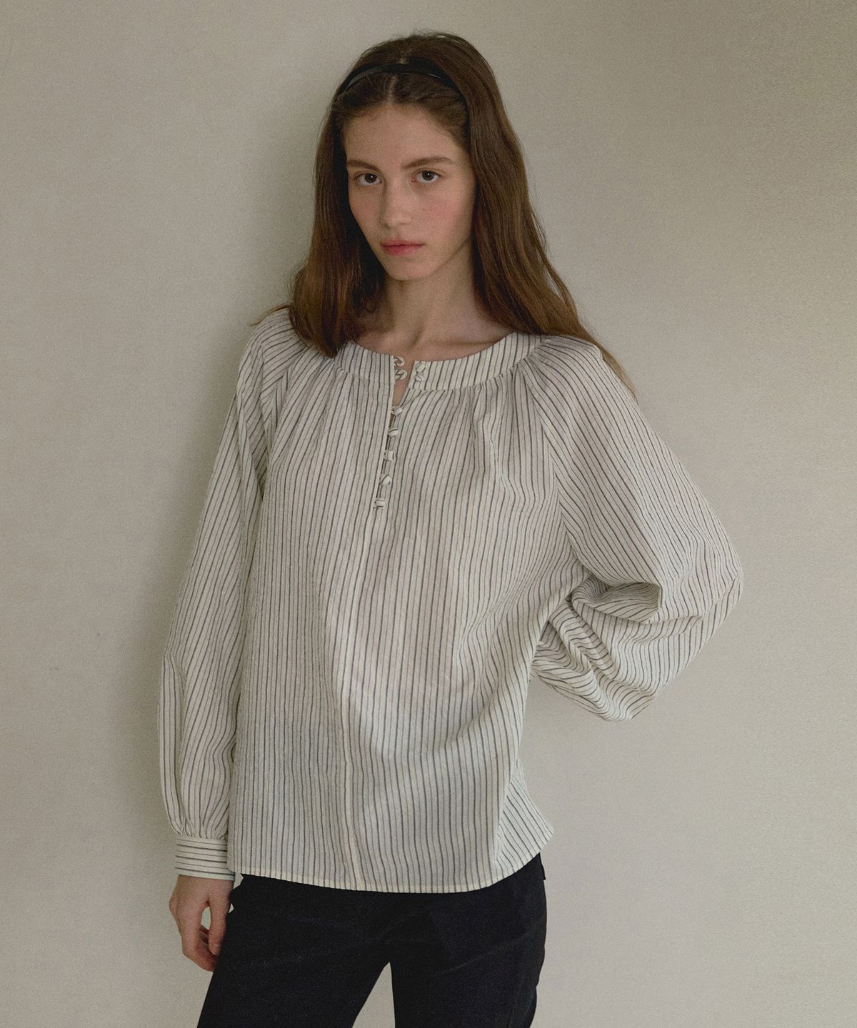 오떼뜨(OCTETTE) HENLY NECK BUTTON BLOUSE_2COLOR