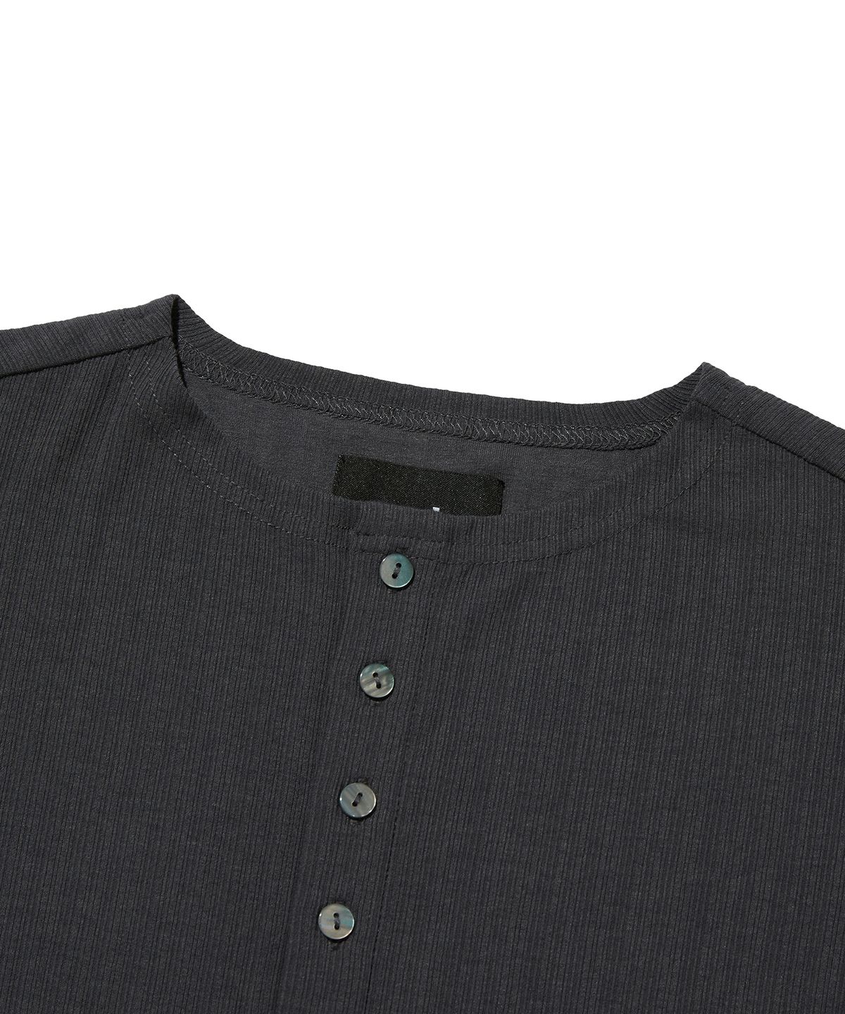 스웨이드(SUADE) BUTTON CROP TEE [CHARCOAL GRAY]