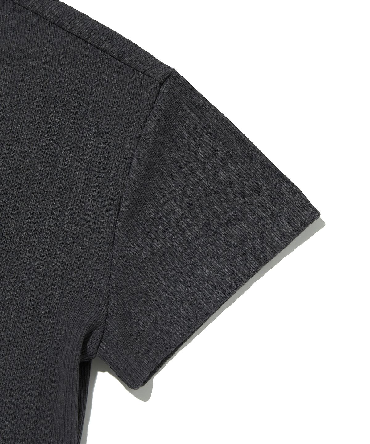 스웨이드(SUADE) BUTTON CROP TEE [CHARCOAL GRAY]
