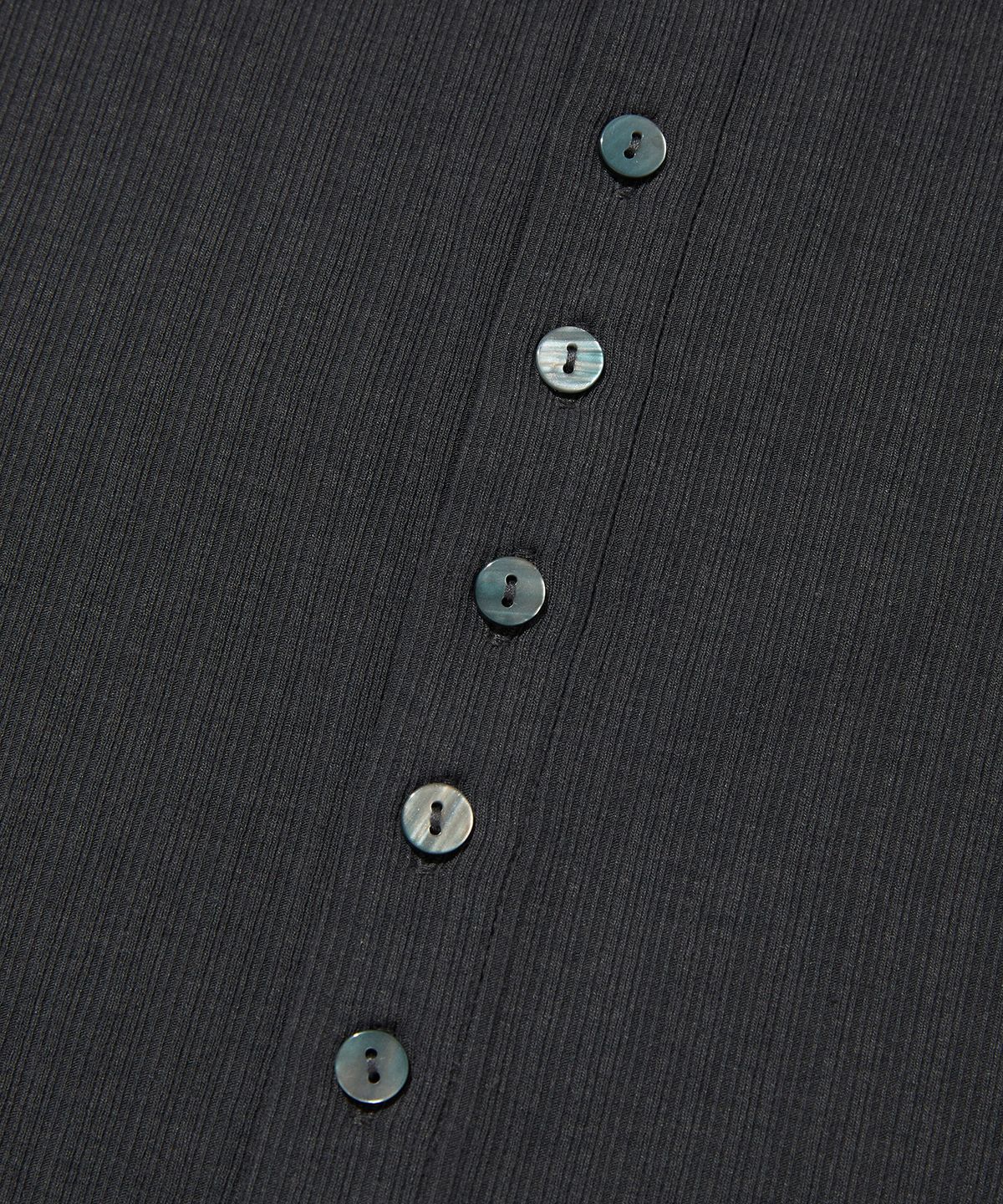 스웨이드(SUADE) BUTTON CROP TEE [CHARCOAL GRAY]