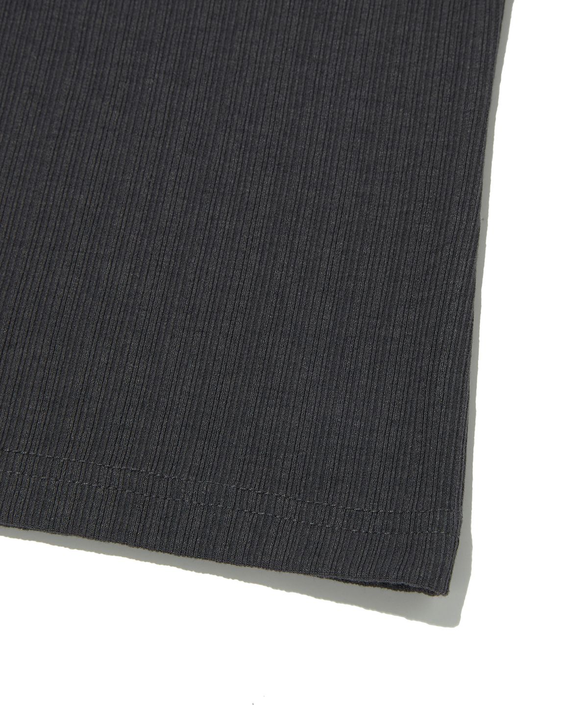 스웨이드(SUADE) BUTTON CROP TEE [CHARCOAL GRAY]