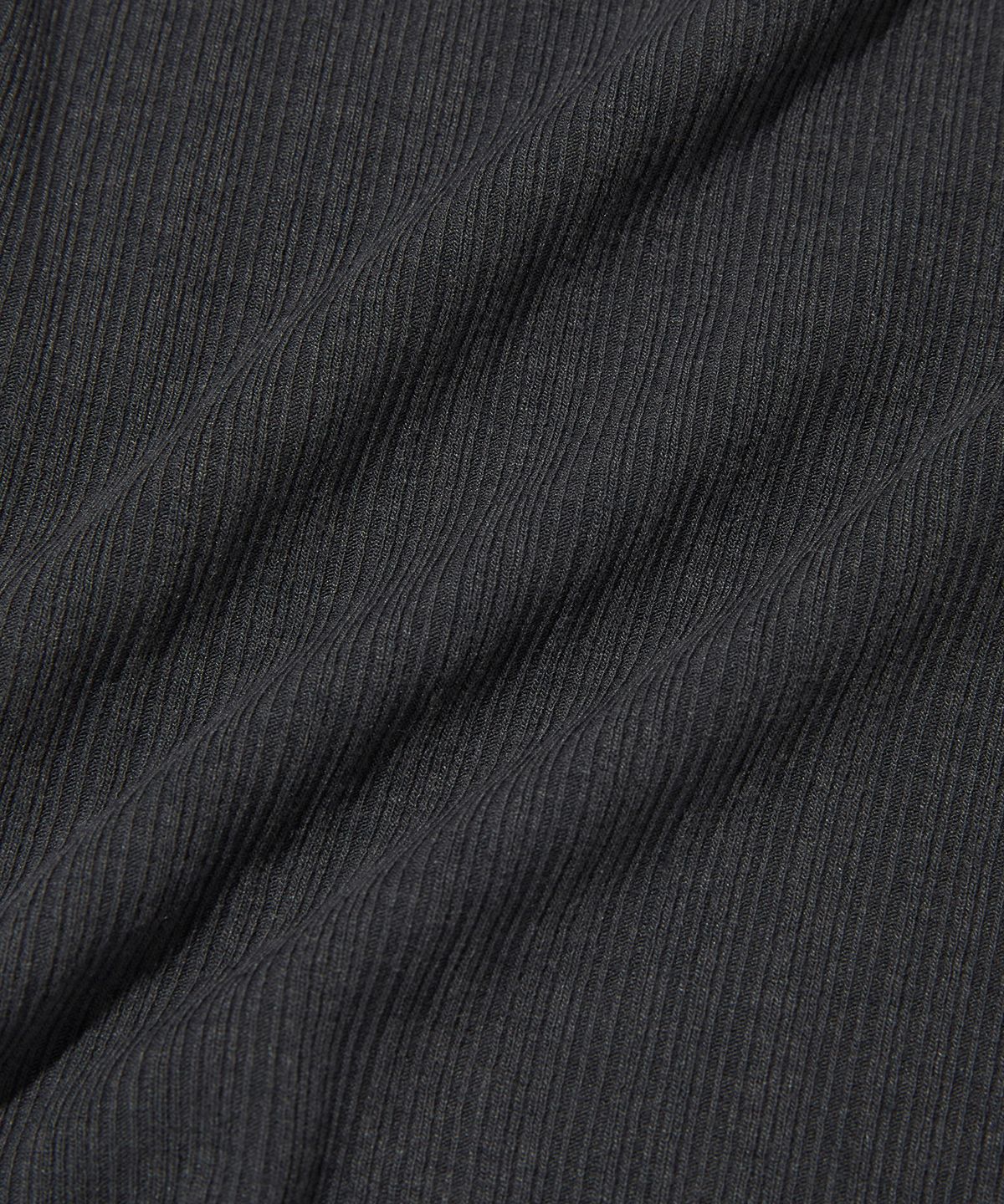 스웨이드(SUADE) BUTTON CROP TEE [CHARCOAL GRAY]
