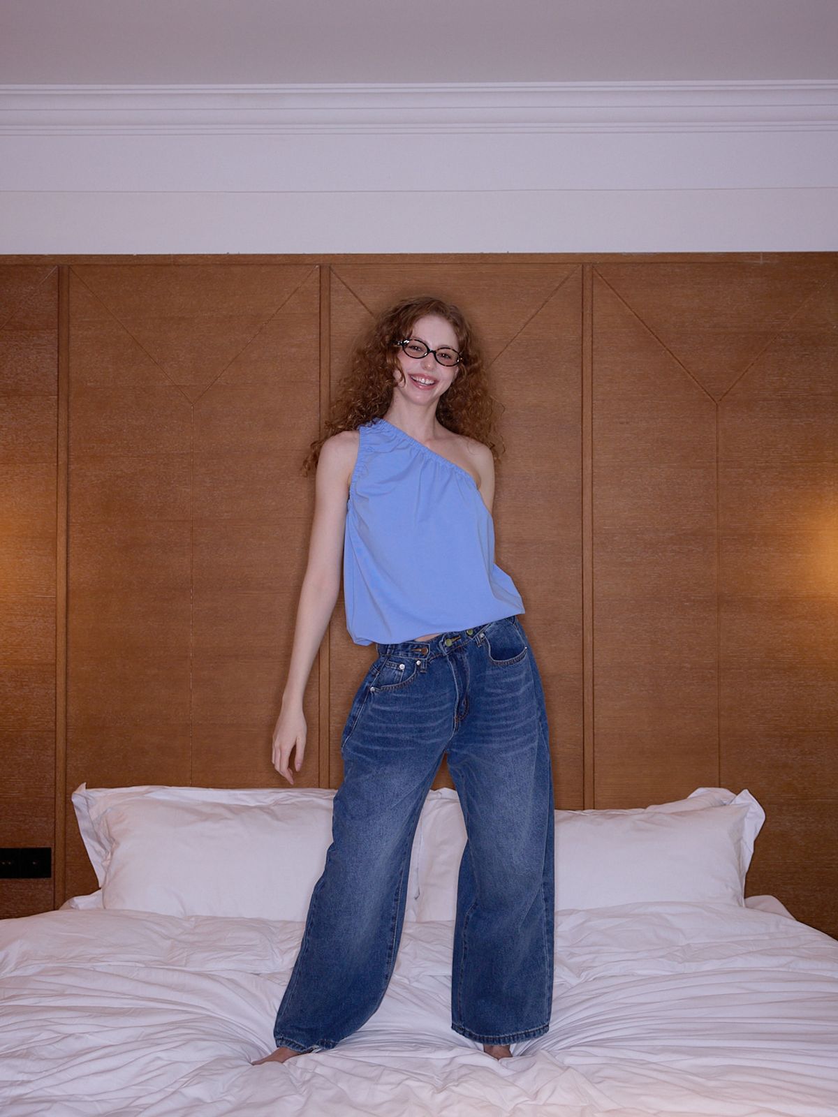 로지(ROSIE) Hawaii One-Shoulder Top /Sky Blue