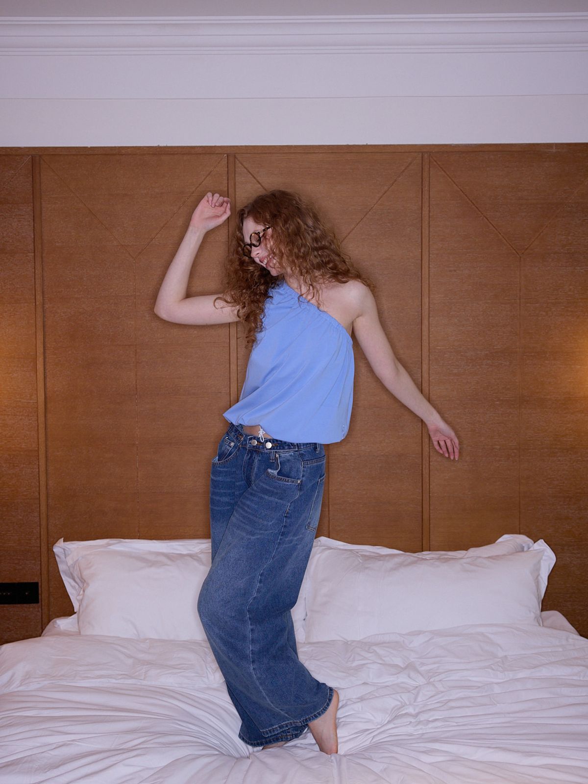 로지(ROSIE) Hawaii One-Shoulder Top /Sky Blue