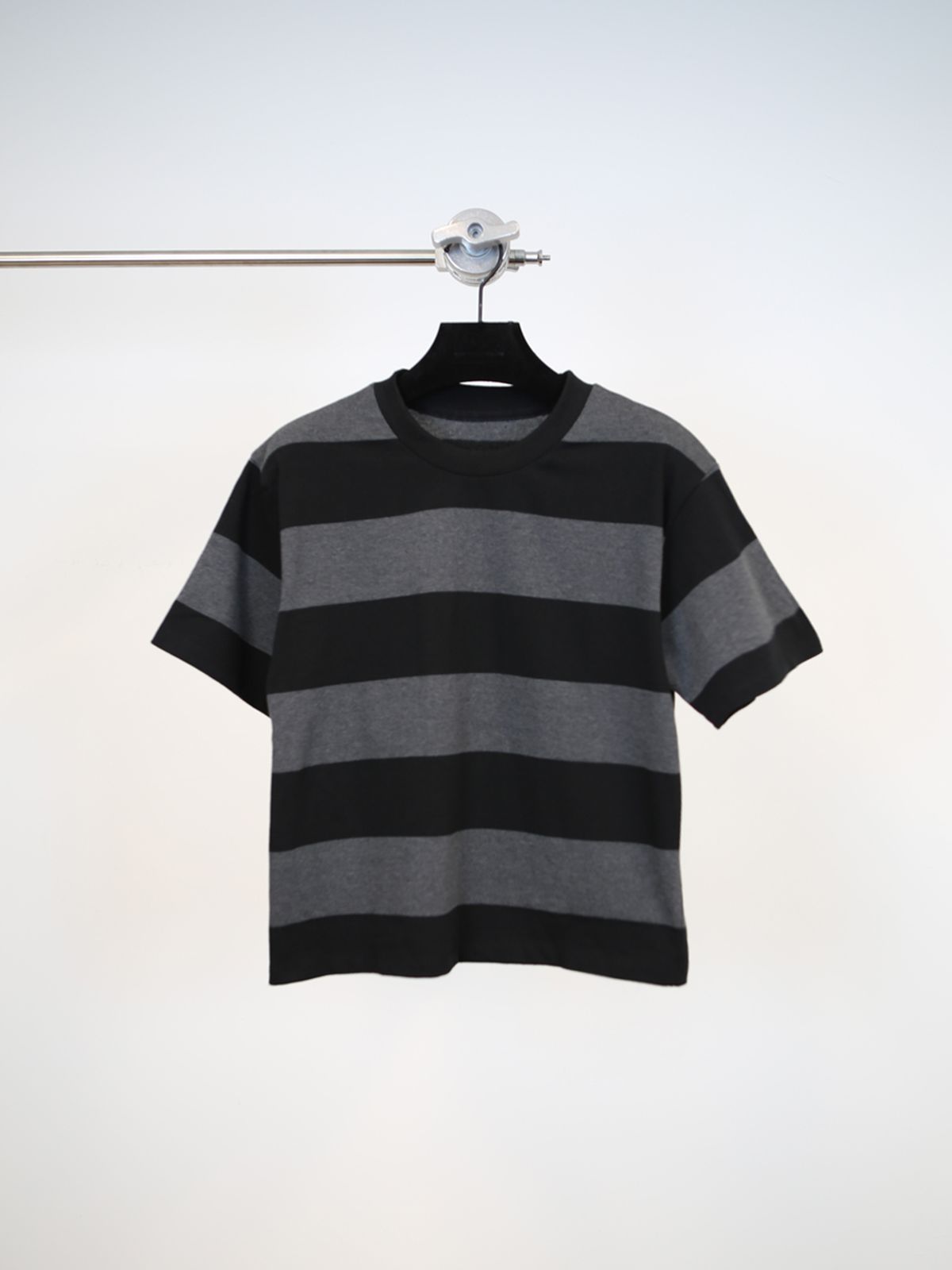 고저(GOZER) WANG STRIPE HALF T-SHIRT_CHARCOAL