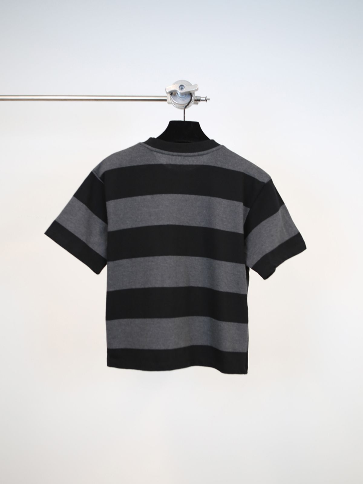 고저(GOZER) WANG STRIPE HALF T-SHIRT_CHARCOAL
