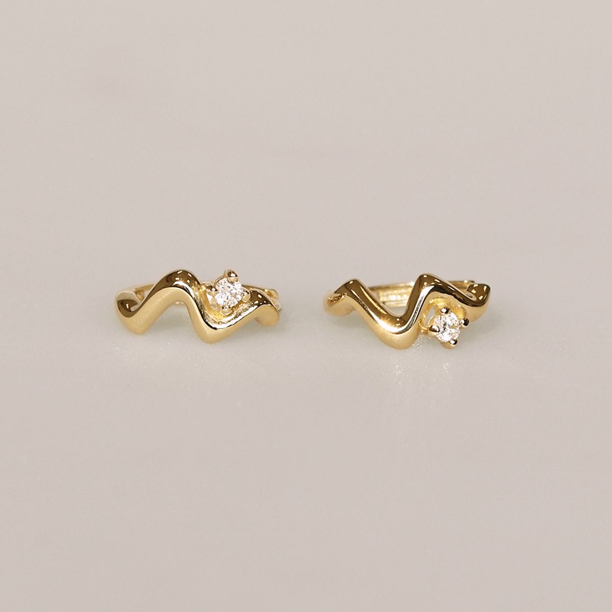 러비앤비(LOVEENB) [14K gold] 루나 웨이브 원터치 귀걸이
