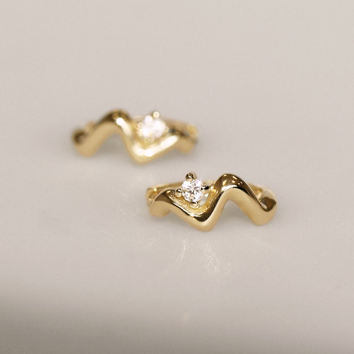 러비앤비(LOVEENB) [14K gold] 루나 웨이브 원터치 귀걸이