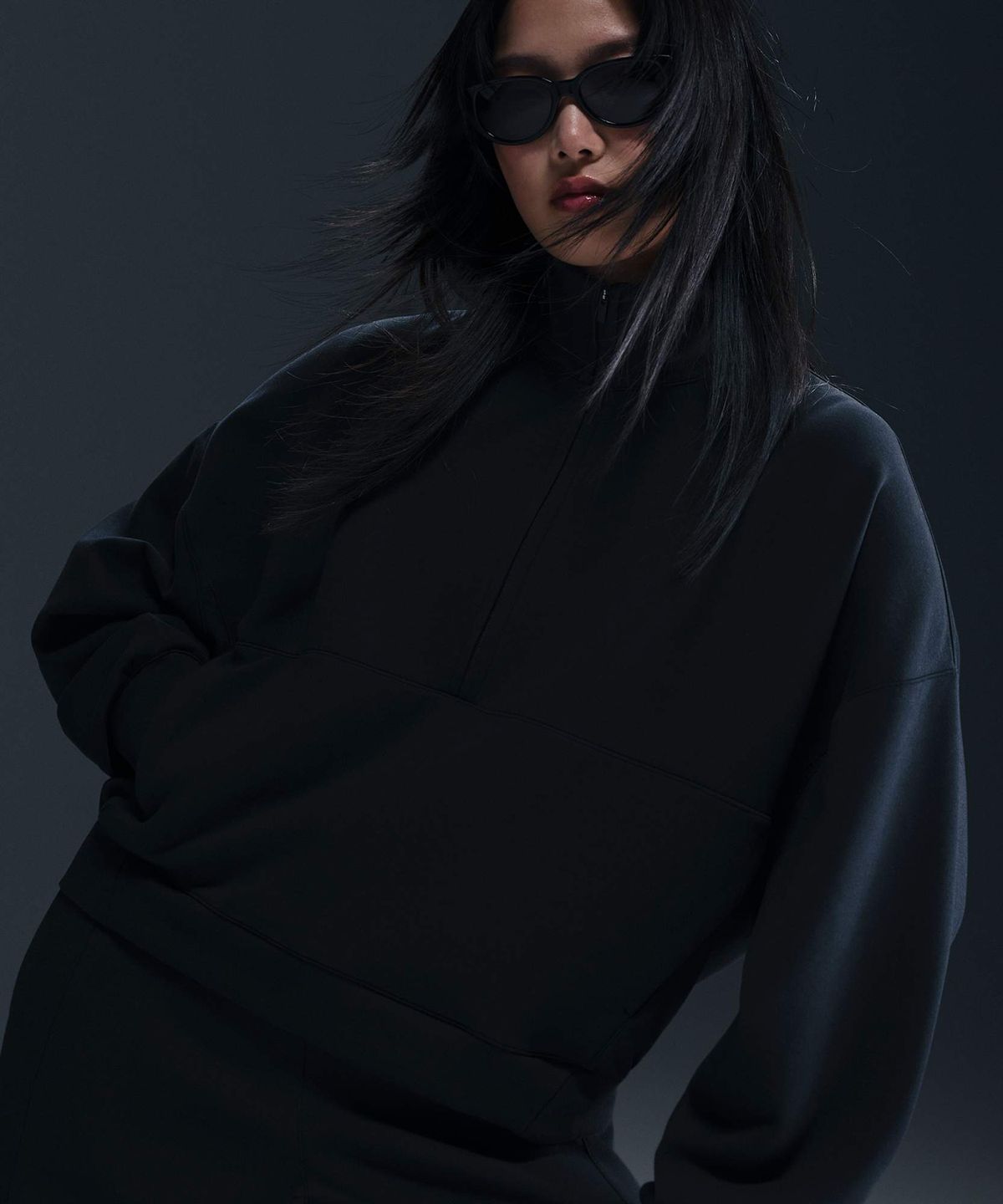 나이키(NIKE) 24.7 임파서블리소프트 드라이 핏 오버사이즈 하프집 탑 W - 블랙:다크 스모크 그레이 / HQ8189-010