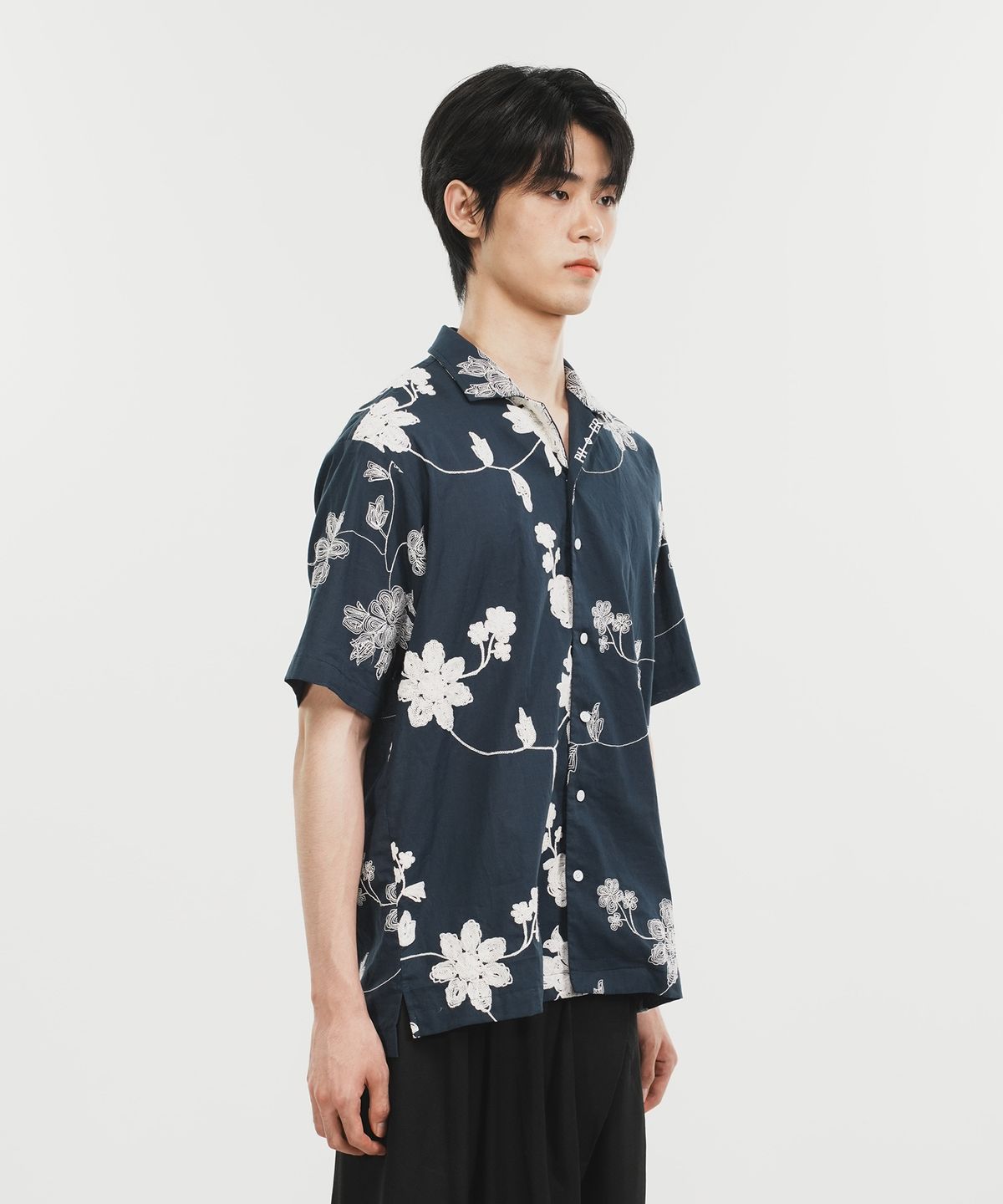 페노메논시퍼(PHENOMENON SEEPER) Unbalance Flower Half Shirt_Navy
