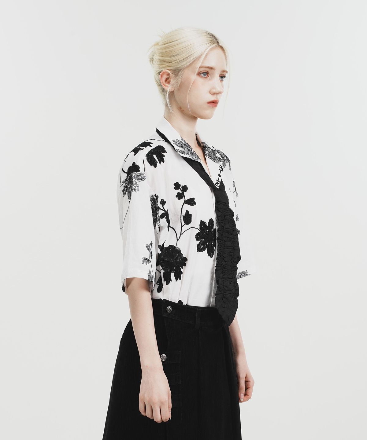 페노메논시퍼(PHENOMENON SEEPER) Unbalance Flower Half Shirt_WT