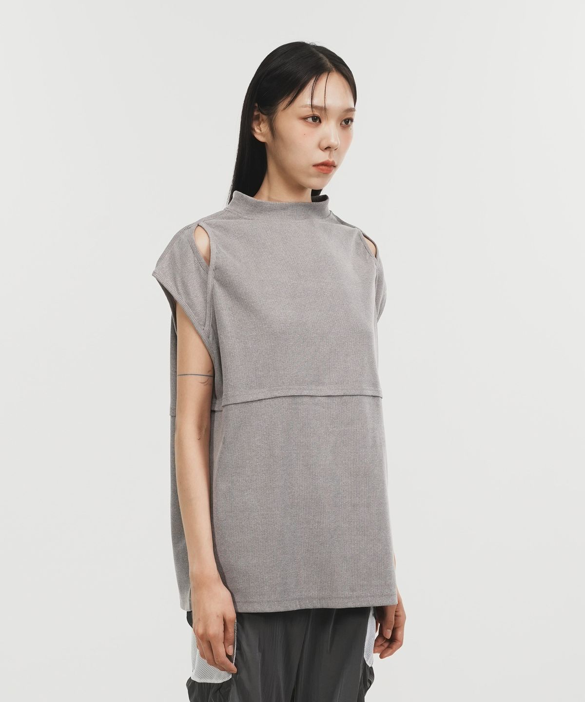 페노메논시퍼(PHENOMENON SEEPER) MOCK NECK SLIT TOP