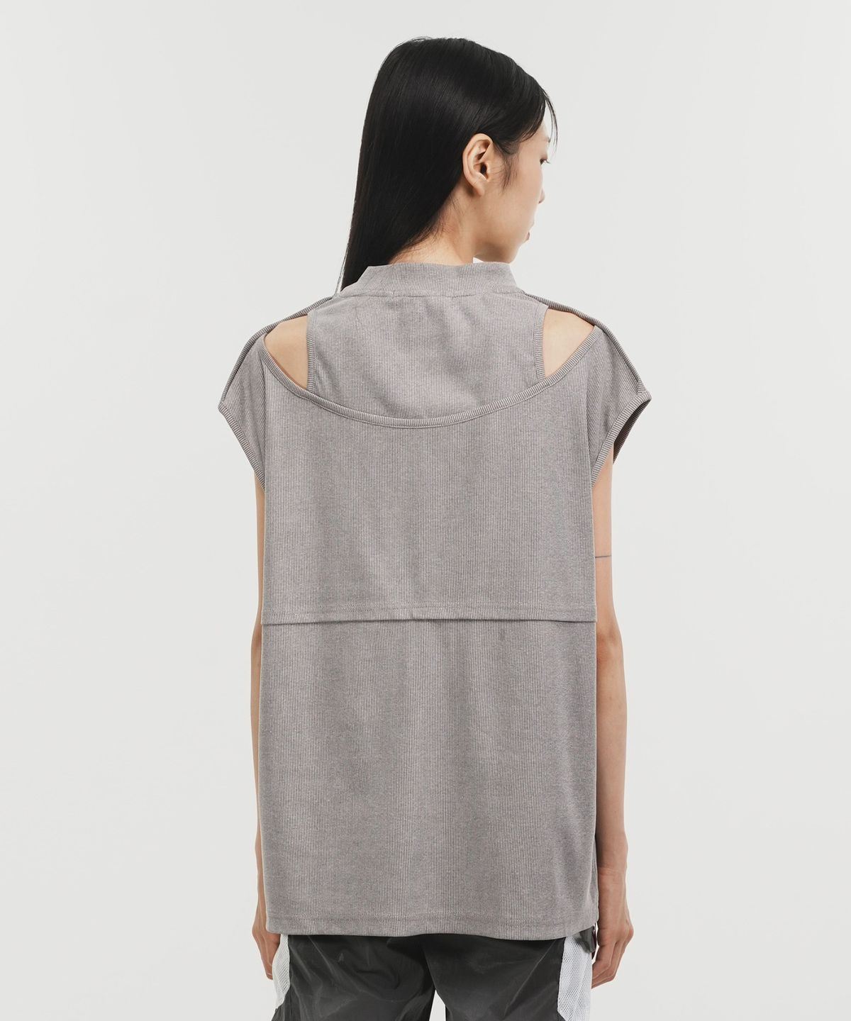 페노메논시퍼(PHENOMENON SEEPER) MOCK NECK SLIT TOP