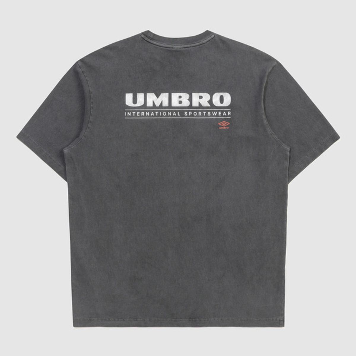 엄브로(UMBRO) 피그먼트 다잉 빅로고 티셔츠 차콜(UQ323CRS73)
