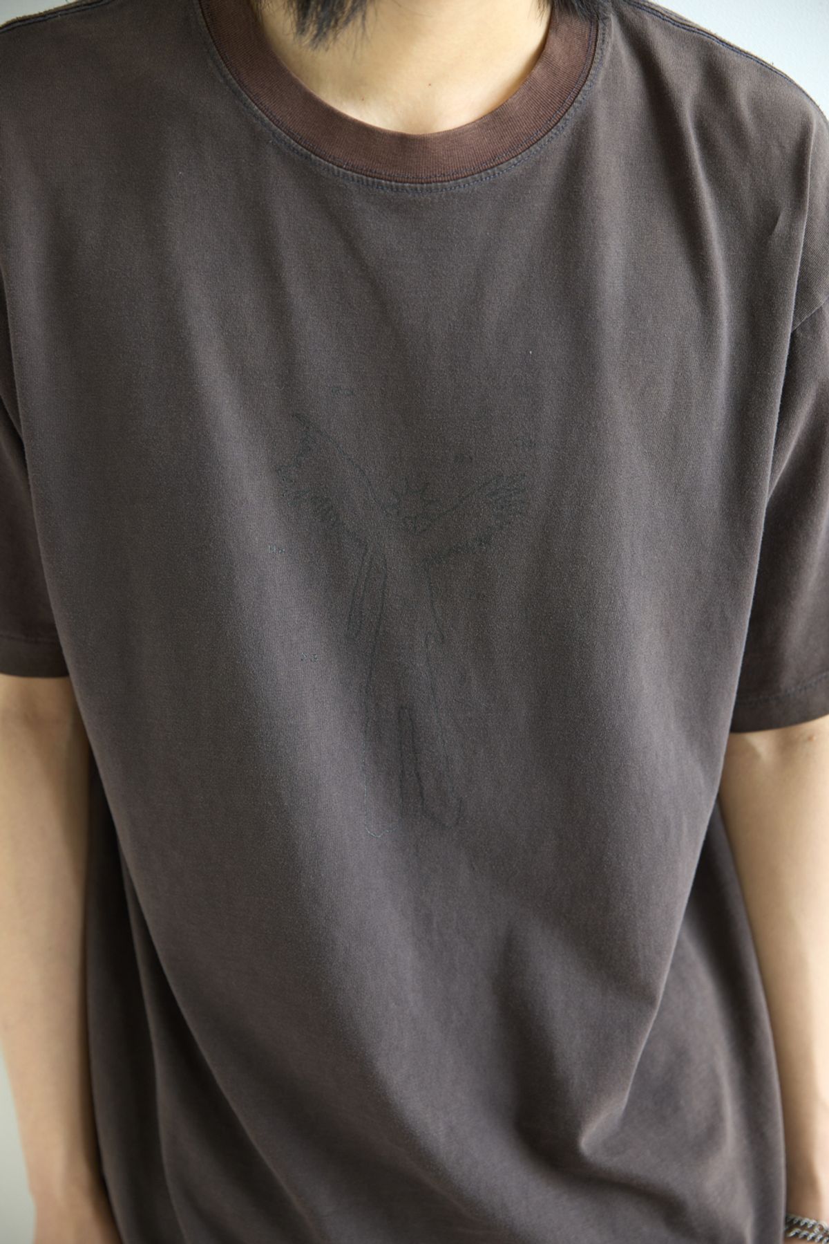 해칭룸(HATCHINGROOM) Angel Flash Man Tee 1/2 Brown Charcoal