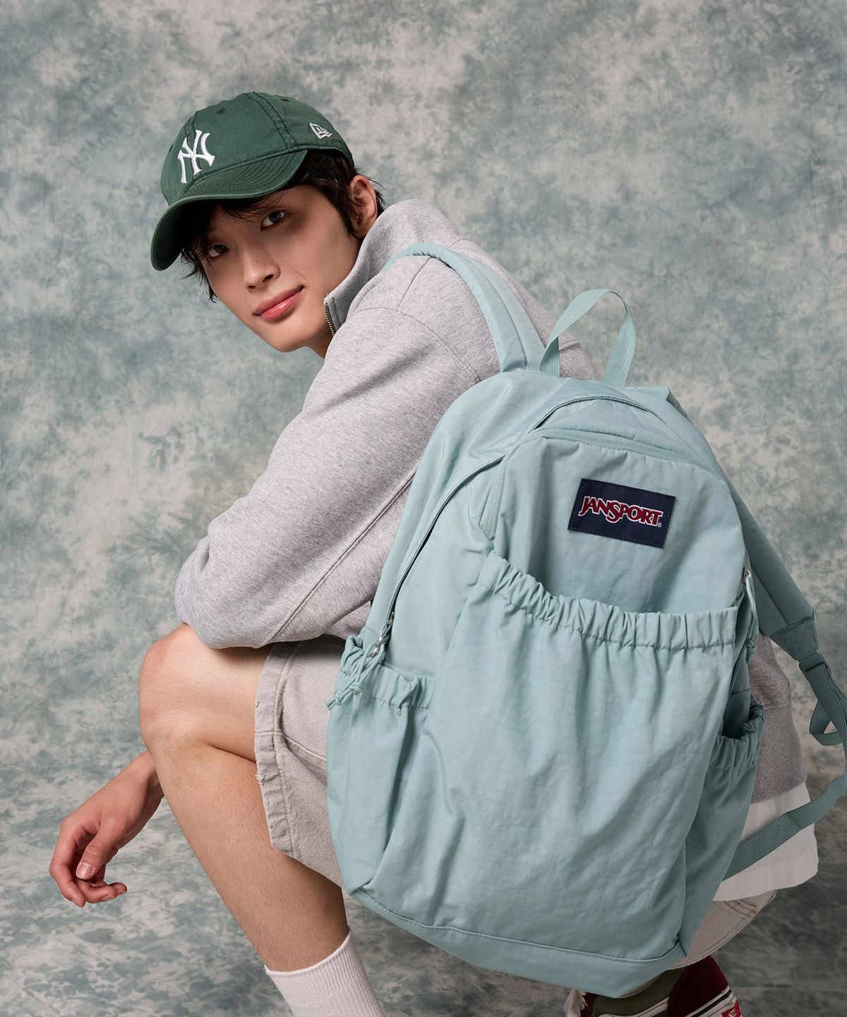 잔스포츠(JANSPORT) 슬라우치팩 FADED SAGE